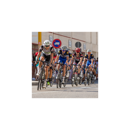 gruppo-di-ciclisti-che-pedala-insieme